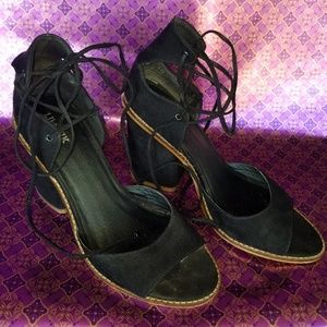 LIPSTIK Kennie Black Micro Sandal